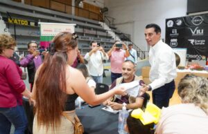 SUPERVISAN AVANCE EN ENTREGA DE UNIFORMES ESCOLARES